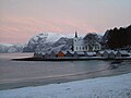 Selje kirke med båtnaustene i forgrunnen Foto: Per Olav Bøyum