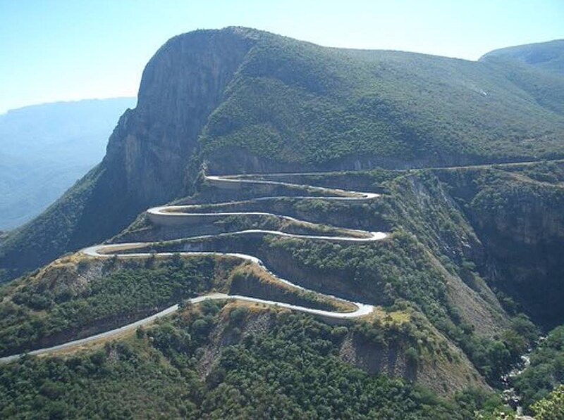 File:Serra da Leba Road, Angola.jpg