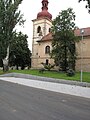 Siřejovice, kostel svatého Bartoloměje od obecního úřadu.JPG