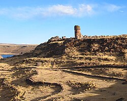 Chullpa tertinggi di Sillustani, tingginya sekitar 12m