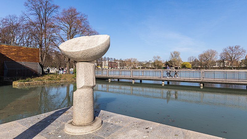 File:Skulptur -Fahne im Wind-, Masayuki Nagare, Ostasiatisches Museum Köln. Blick Richtung Aachener Weiher-1156.jpg