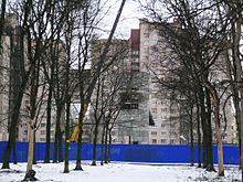Сквер на месте будущего наземного вестибюля станции Путиловской, шахта в уже снесённой части сквера. Февраль 2017.