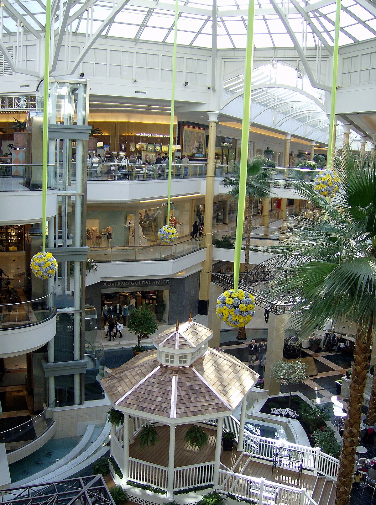 What are some shops at the Somerset Collection Mall?