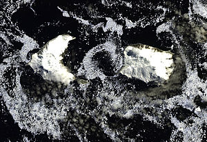 Satellitenaufnahme der Douglas Strait zwischen der Morrell-Insel (links) und Cook Island (rechts)