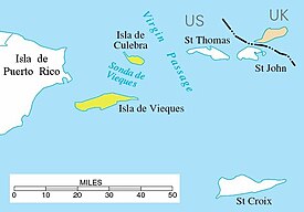 Ubicación de las Islas Vírgenes Españolas (amarillo) entre la Isla grande de Puerto Rico (izquierda) y Saint Thomas, Islas Vírgenes de EE. UU.