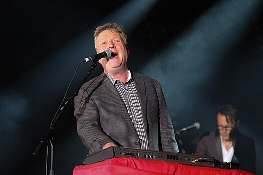 Squeeze - Glenn Tilbrook 9808 (18903937605).jpg