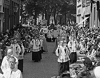 St.-Servaasprocessie door de Bredestraat in Maastricht, Bestanddeelnr 902-7483.jpg