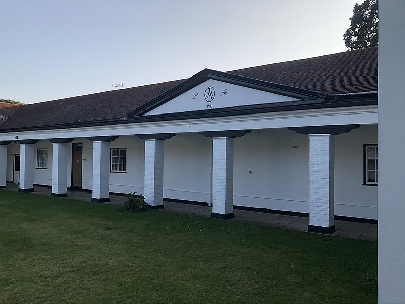 File:Stable courtyard at Ashorne Hill House, Warwickshire.jpg