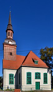 Renovierte Kirche aus der Vorkriegszeit.