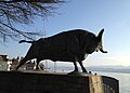 Stier bei der Schiffstation: Skulptur von Franz Fischer