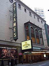 Фотография шатра театра Сент-Джеймс, сделанная в 2006 году, когда продюсеры работали в театр 