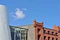 Das Ozeaneum Stralsund neben einem alten Hafengeäude.