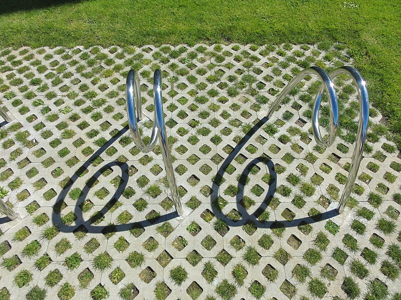 File:Sundial Bike Rack - panoramio.jpg