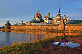 Solovetsi kreml Svjatoe järve kaldal. Veeloigus Uspenski kirikutornide peegeldus