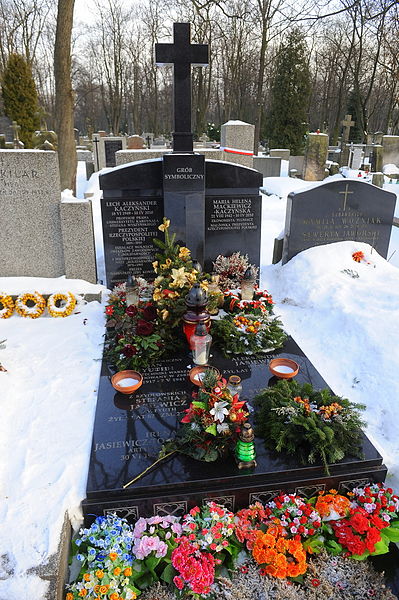 File:Symboliczny grob Kaczynskich.jpg