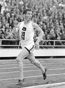 Taisto Mäki from Finland breaks the 30-minute barrier in Helsinki on 17 September 1939.