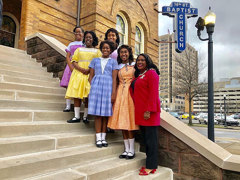 File:Terri Sewell and 4 Little Girls - 2019.jpg