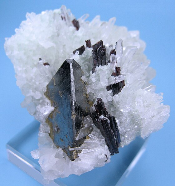 File:Tetrahedrite, Hübnerite, Quartz - 176604.jpg