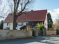 Wohnstallhaus und Hofmauer mit Toranlage eines ehemaligen Dreiseithofes