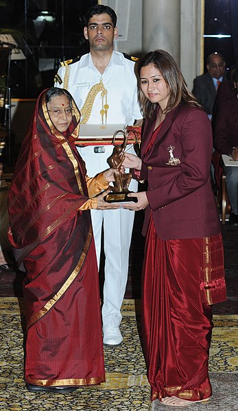 File:The President, Smt. Pratibha Devisingh Patil presenting the Arjuna Award for the year-2011 to Ms. Jwala Gutta for Badminton, in a glittering ceremony, at Rashtrapati Bhavan, in New Delhi on August 29, 2011.jpg