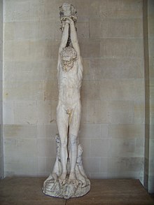 Mramorová socha nahého muže středního věku s rukami vytaženými nad hlavu a připoutanými ke kůlu.
