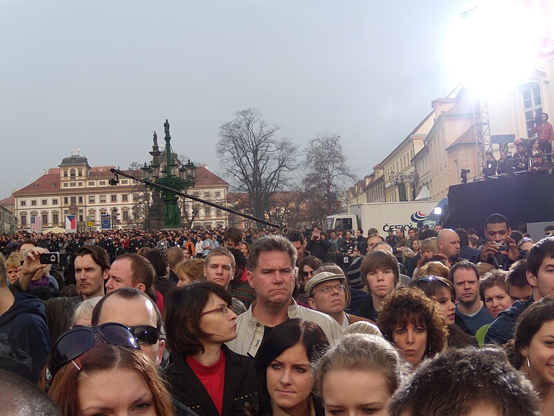 File:The crowd and visitors.jpg