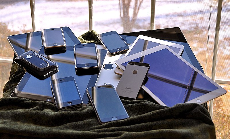 File:The iOS family pile (2015).jpg