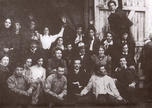 Członkowie Teatru-Studio, Meyerhold drugi w ostatnim rzędzie od lewej