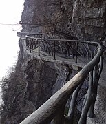 Le sentier entourant la falaise au sommet.