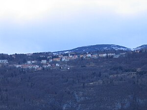 Vedere la Tonezza de la „Drumul provincial Piovan” (SP78) spre Asiago