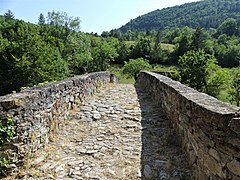 La chaussée, côté rive droite.