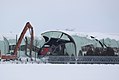 機関車が除雪シェルターを突き破っている。