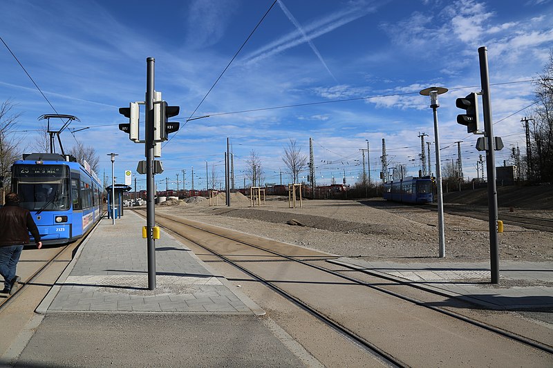 File:Tram 25 an der Endhaltestelle Berg am Laim Bahnhof.jpg