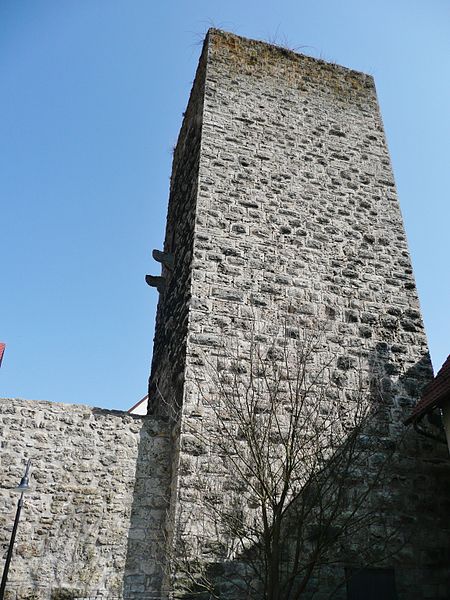 File:Turm der Burg Mönsheim (22 Meter hoher steinerner Turm aus dem 13. Jahrhundert (Rest der ehemaligen Diepoldsburg)) - panoramio.jpg