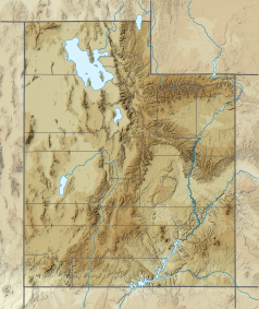 Mapa konturowa Utah, u góry nieco na lewo znajduje się owalna plamka nieco zaostrzona i wystająca na lewo w swoim dolnym rogu z opisem „Wielkie Jezioro Słone”