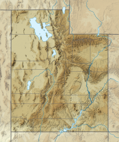 Mapa konturowa Utah, blisko dolnej krawiędzi nieco na lewo znajduje się punkt z opisem „Park stanowy Coral Pink Sand Dunes”