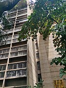 The western face of the shorter of the two towers in Visvesvaraya Centre, as seen from the adjacent sidewalk on B. R. Ambedkar Veedhi.