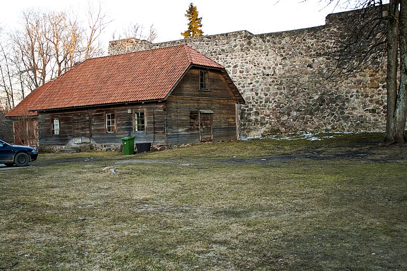 File:Valmiera castle ruins (2).jpg