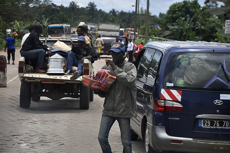 File:Vendeurs à la sauvette 01.jpg