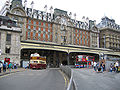 London Victoria (d. strona LBSCR): podcień-wiata dostawiony do gmachu hotelu dworcowego z 1860 r.