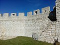 Français : Créneaux restaurés, château de Villebois-Lavalette, Charente, France