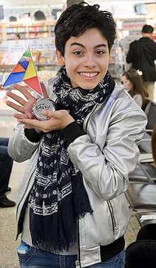 Vincenzo Cantiello (vincitore JESC 2014) con il suo Prize.jpg