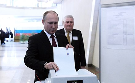 Vladimir Putin voting president in Russia (at ballot box and voting machine), Russian presidential election March 18, March 2018 in Russia. Photo: Vladimir Putin voted in the presidential election in Russia in 2018 06.jpg.