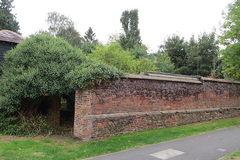 File:Walled Garden, off Welsh Row, Nantwich 2.jpg