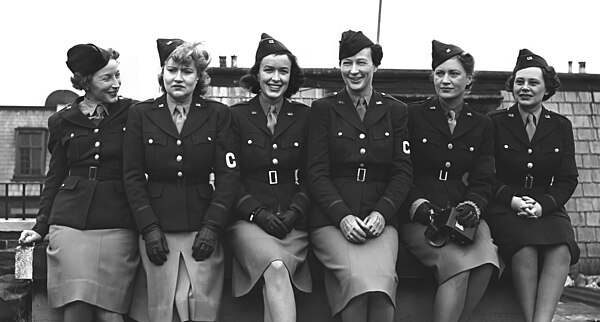 Miller in 1943 with other female war correspondents who covered the U.S. Army in the European Theater during World War II; from left to right: Mary We