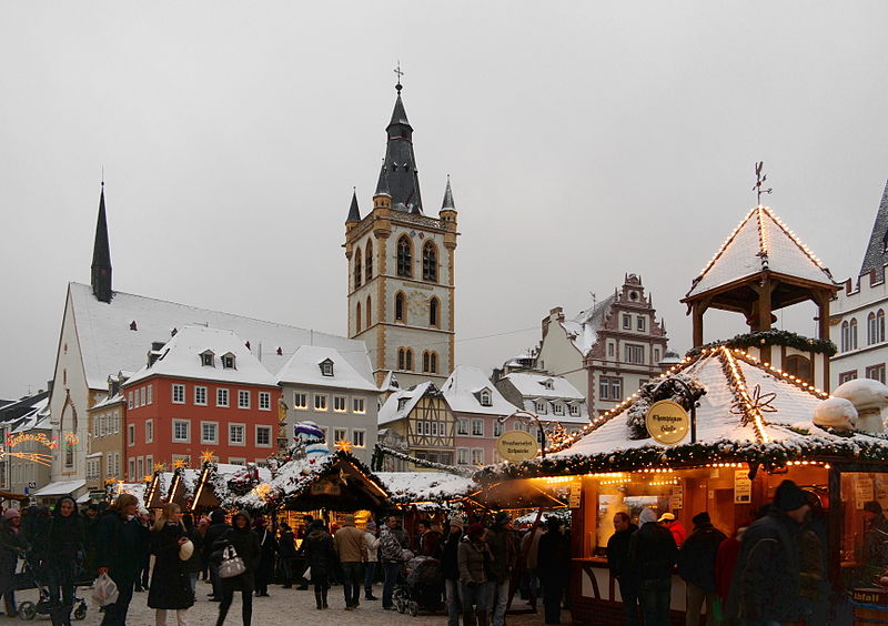 File:Weihnachtsmarkt Trier BW 2.JPG