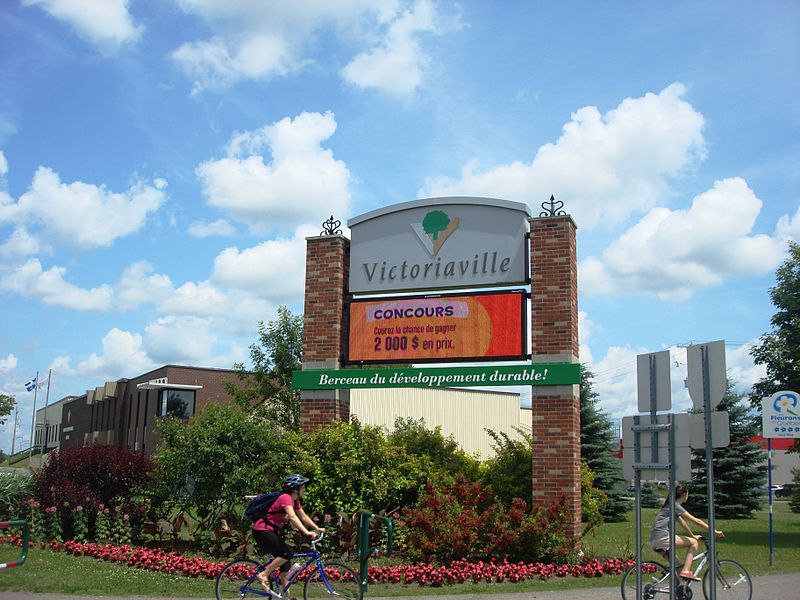 File:Welcome sign in Victoriaville, Quebec.JPG