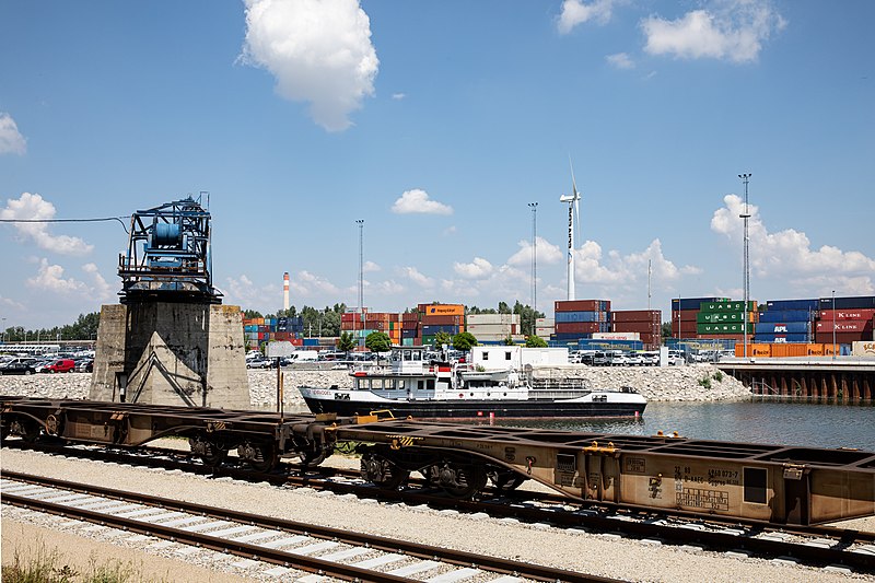 File:Wien Hafen Freudenau 2019-06-05 004 MS Eisvogel.jpg