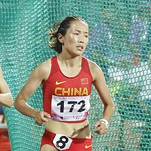 Wanita 10000m Dia Yinli Cina dalam Tindakan (dipotong).jpg