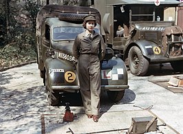 הנסיכה אליזבת בתקופת מלחמת העולם השנייה, בזמן שירותה הצבאי ב-Auxiliary Territorial" Service" בצבא הבריטי, כנהגת משאית, מימין: אמבולנס אוסטין K2/Y